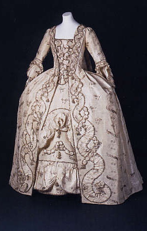 Dreiteilige Galarobe Elfenbeinfarbener Seidenrips mit gold-, silber- und kupferfarbenen Metallfäden lanciert und broschiert, verzeirt mit Silbersoitze und Silbertroddeln. England, um 1765/70 Foto: SMB-SPK, Saturia Linke