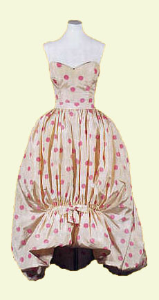 Ballkleid Cremefarbener Seidentaft mit rosa Punkten, Chinédruck Cristobál Balenciaga, Paris, um 1958 Foto: SMB-SPK, Saturia Linke  