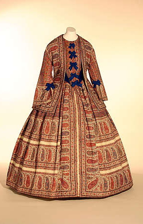 Dreiteiliges Kutschenkleid Weißer Wollköper, mehrfarbig bedruckt, verziert mit blauen gezackten Seidenbändchen England, um 1870 Foto: SMB-SPK, Saturia Linke