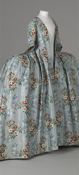 Seidenkleid, um 1760 im Schnitt einer Taille-Andrienne, einer hochmodischen Sonderform der "Robe à la française“