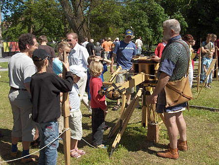 R�merfest im Arch�ologischen Museum Colombischl�ssle: Gesch�tz zum Ausprobieren