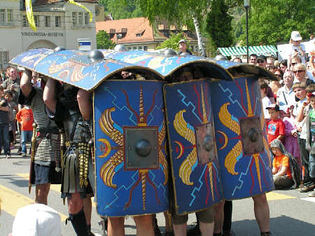 R�merfest im Arch�ologischen Museum Colombischl�ssle:  Schildkr�tformation der r�mischen Soldaten