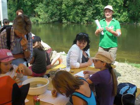 Sch�ler an der Donau bei der Arbeit