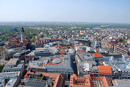 Blick vom ehemaligen Uni-Hochhaus auf die Innenstadt. Links das hiostoristische Rathaus, rechts von der Mitte die Thomaskirche.