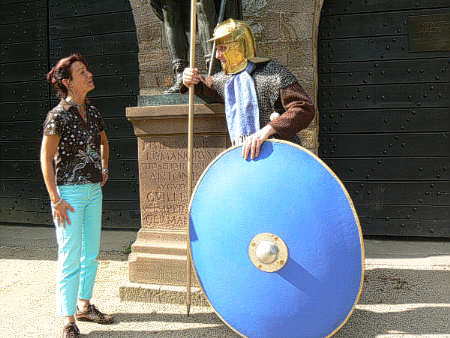 Der Zeitzeuge Attius Tertius und die Saalburgf�hrerin Angelika Skalla im Dialog (Foto: R�merkastell Saalburg