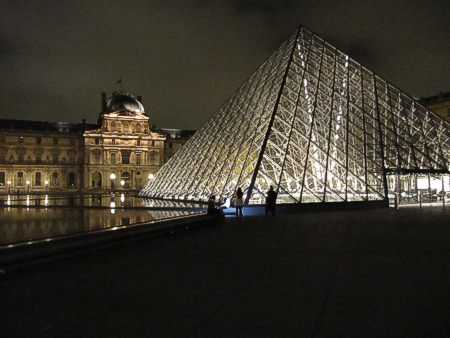 Innenhof des Louvre mit der Glaspyramide des Architekten Ieoh Ming Pei (1989)