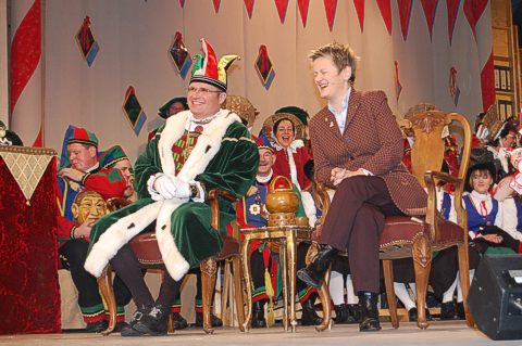 Renate Knast vor dem Stockacher Narrengericht. Bild: Narrengericht Stockach