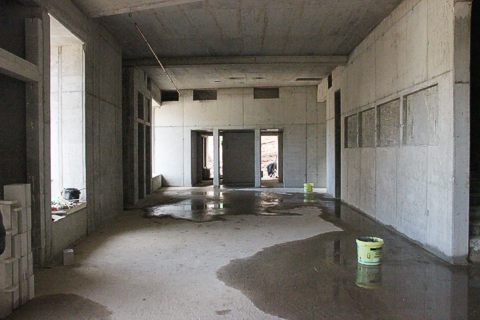 Schloss Heidelberg: Blick in den Rohbau des neuen Besucherzentrums: Rechts der Kassenbereich mit den Einbaupltzen fr die Flachbildschirme, im Hintergrund die sowohl von innen als auch von auen zugnglichen Toilettenanlagen.