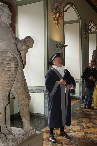 Schloss Heidelberg, Frhlingserwachen: Kirchenrat Markus zum Lamm erwacht im Friedrichsbau zu neuem Leben und berichtet aus seiner Zeit.