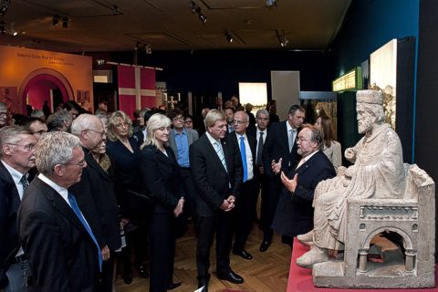 Ehrengste besichtigen anlsslich der Erffnung Die Staufer und Italien die Ausstellung in den Reiss-Engelhiorn-Museen in Mannheim, darunter der hessische Ministerprsident Volker Bouffier und der Vorsitzende der Bischofskonferenz Erzbischof Robert Zollitzsch.  rem, Foto: Jean Christen