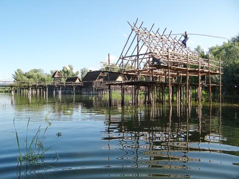 Aufbau des neuen Steinzeithauses im Pfahlbaumuseum Unteruhldingen