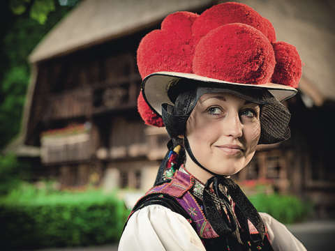 Zweifellos das bekannteste Stereotyp aus dem und ber den Schwarzweald: Der rote Bollenhut.