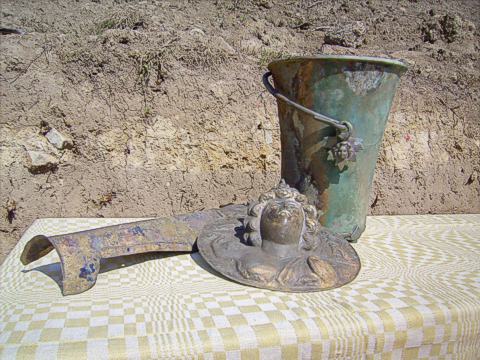 Bronzeeimer, Beinschiene und Minervaschild aus Welzheim