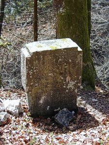 Gedenkstein für einen 1952 abgestürzten und ums Leben gekommenen Jungen inder Wutachschlucht