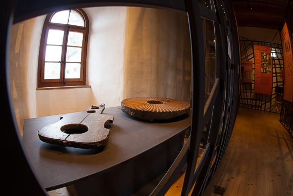Schloss Lenzburg: Halsgeige und Mühlsteinkragen für Schandstrafen. © Museum Aargau