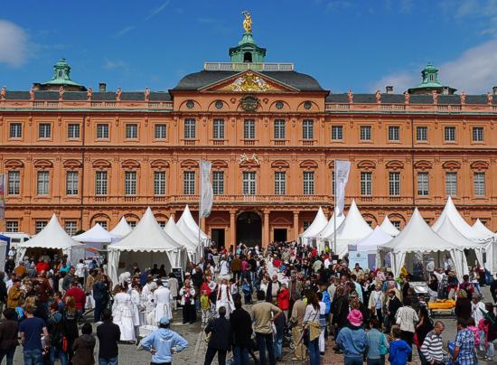 Großes Gedränge bei Schlosserlebnistag 2011 im Achlosshof Rastatt