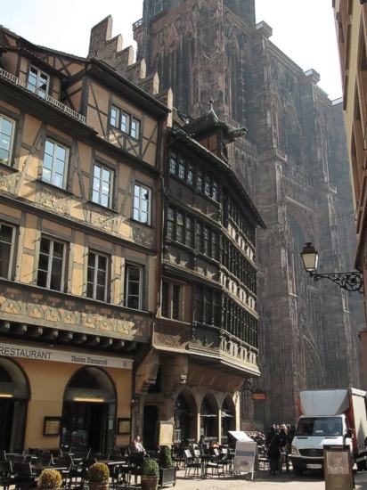 Strassburg. Blick von der Rue des Hallebardes (Spießgass) am Kammerzell haus vorbei auf die Westwand des Münsters. Aufnahme März 2012.