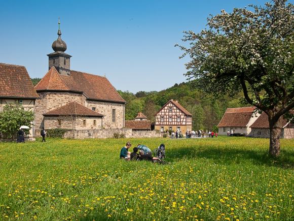 D&ouml;rfliches Leben anschauen und anfassen: Im Fr&auml;nkischen Freilandmuseum Fladungen wird das Landleben unserer Vorfahren auf rund zw&ouml;lf Hektar wieder vom 31. M&auml;rz bis 4.November hautnah erlebbar. Foto Fr&auml;nkisches Freilandmuseum Fladungen/K&ouml;hler