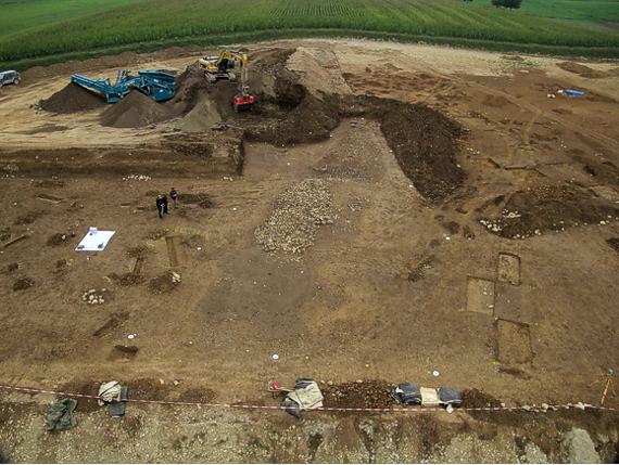 Die freigelegte Steinstruktur aus dem Kieswerk Kohler auf einer mit einer Drohne angefertigten Luftaufnahme. Sie zeigt eine teilweise erhaltene Steinpflasterung, die vermutlich von R&ouml;mern (1.-3 Jahrhundert n. Chr.) oder Kelten (1. Jahrtausend v. Chr.) als Unterbau f&uuml;r eine Stra&szlig;e oder befestigten Weg angelegt wurde. Bild &copy; Landesamt f&uuml;r Denkmalpflege am Regierungspr&auml;sidium Stuttgart: Foto: Ch. Steffen. 