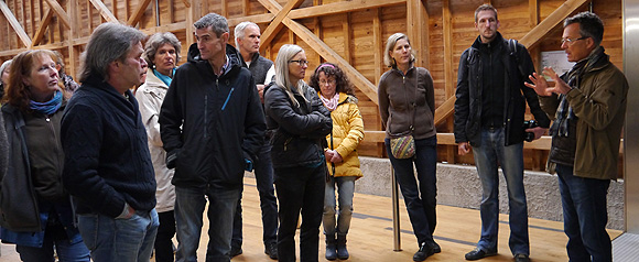 Jean-Marie Henry (r.) vom franz&ouml;sischen Naturpark in den S&uuml;dvogesen informiert die Mitglieder der K&auml;seroute im Maison du Fromage. (Foto: Barbara Riess) 