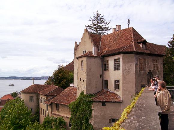 Meersburg. Blick von der Terrasse des Neuen Schlosses auf Stadt, Alte Burg und See.