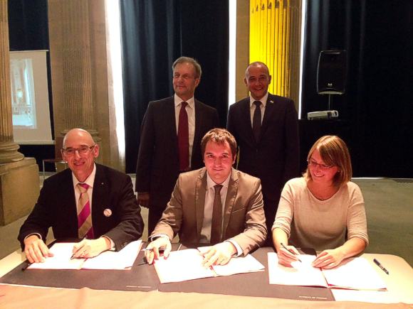 Vertragsunterzeichnung in der Kapelle des Lun&eacute;viller Schlosses: Im Vordergrund die drei Vertragsunterzeichner (von links: Michael H&ouml;rrmann, SSG, Michel Dindet, D&eacute;partement de Meurthe-et-Moselle, Elisabeth Schraut, Goethe-Institut de Nancy), im Hintergrund die beiden Oberb&uuml;rgermeister von Lun&eacute;ville und Schwetzingen Jacques Lamblin und Dr. Ren&eacute; P&ouml;ltl (von links) 