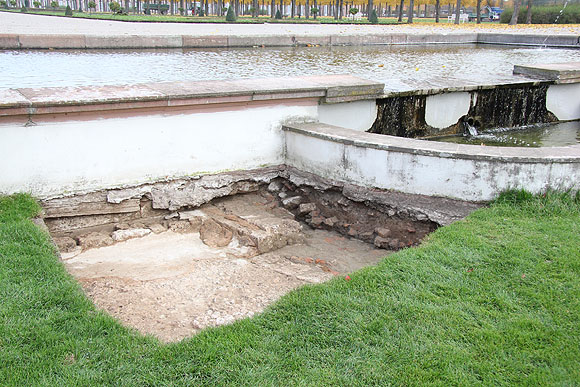 Ausschnitt der Grabung am Hirschbrunnen: links der Tuffstein-Unterbau f&uuml;r das Spiegelbecken mit den Resten des Estrichs, rechts die erhaltenen Stufen des Wassertischs, &uuml;ber den das Wasser aus dem oberen Bassin in das Spiegelbassin floss.