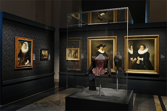 Blick in die Ausstellung "CHIC! Mode im 17. Jahrhundert". Foto: Hessisches Landesmuseum Darmstadt, Wolfgang Fuhrmannek