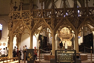 Münster Breisach, Durchblick durch den Lettner zum Hochaltar