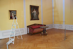 Der fast ausgeräumte Gelbe Salon, nur noch das Sofa und der runde Tisch warten auf den Abtransport