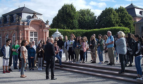 Schülergruppe im Schwetzinger Schlossgarten bei der Einführung in die Projektarbeit
