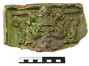 Dornhan, Grabung Stadtmauer, Reliefkachel (17. Jh.) aus dem Stadtgraben