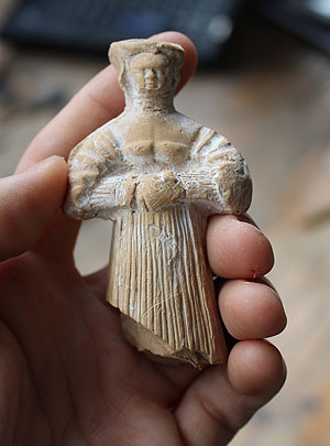 ieses Tonpüppchen stammt aus einer der abgebildeten Latrinen. (Im ersten Bild rechts zu sehen) 