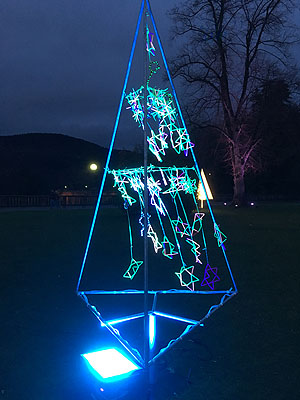 Von Kindern geschmückter Lichterbaum im Schlossgarten Heidelberg