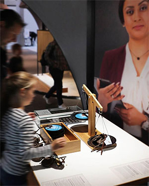 Mitmachstationen zum Thema Geld (links), Burg (Mitte) und Kathedrale (unten), Museon Den Haag, 2017. © Museon, The Hague