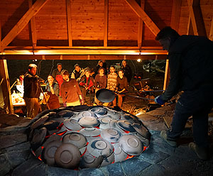 Forschungsexperiment 2016: Nachwuchswissenschaftler aus dem Ausland beobachten den Brennverlauf.