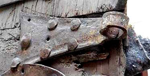 Die Tür weist insgesamt acht verschiedene Nageltypen auf.