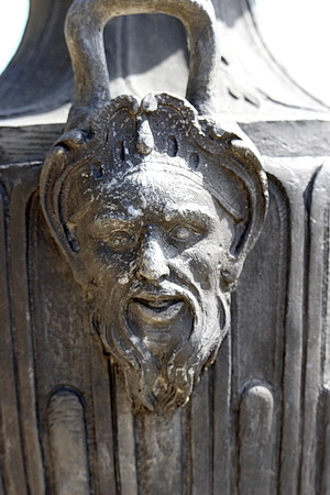 Maske auf einer Vase im Schlossgarten