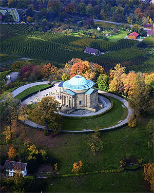 Grabkapelle auf dem Württemberg in den Weinbergen des Neckartals. Foto Achim Mende/ssg
