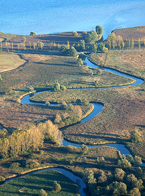 Auf insgesamt 32 Kilometen schlängelt sich die Radolfzeller Aach durch den Hegau. Foto: REGIO Konstanz-Bodensee-Hegau e.V.