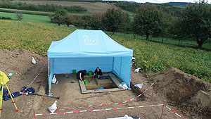 Freilegung der altsteinzeitlichen Fundschichten in Schnitt 2 auf der Grabung Müllheim-Feldberg „Steinacker“.