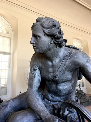 Brunnenfigur des Sängers Arion. Barthélemy Guibal für Herzog Stanislas Lescczinski in Lunèville. Original im Südlichen Zirkelbau