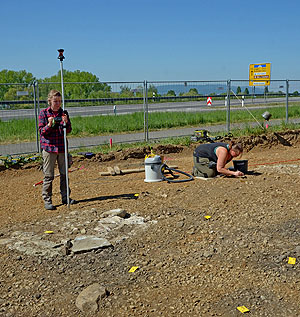 Fiona Vernon (links) und Rebecca Letzing bei Vermessungs- und Freilegungsarbeiten an den Galgenfundamenten.