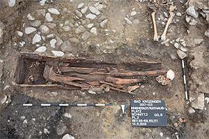 Sarg mit Knöpfen (Quelle: LAD im RPS)