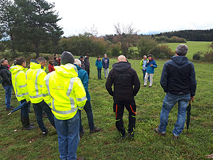 Reinhold Treiber vom LEV Breisgau-Hochschwarzwald erläutert auf einer vor vier Jahren mit Wiesendruschsaatgut angesäten Fläche am Ochsenberg bei Löffingen den Erfolg der Maßnahme. (© Naturpark Südschwarzwald)