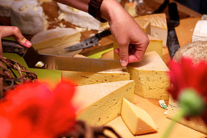 Schwarzwälder Käsespezialitäten finden sich auch entlang der Käseroute und in zahlreichen Hofläden im Naturpark Südschwarzwald. © Peter Mesenholl.