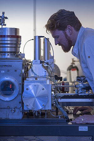 Dr. Ronny Friedrich im Labor © Curt-Engelhorn-Zentrum Archäometrie gGmbH, Fotograf: Ralf Mager