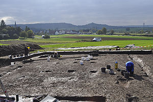 Studierende des Instituts für Ur- und Frühgeschichte der Universität Tübingen beim Freilegen des Hausgrundrisses eines Langhauses aus der zweiten Hälfte des 6. Jahrtausends v. Chr. Foto: Veronika Stein, Universität Tübingen