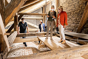 Ministerin Razavi (rechts) besichtigt das Münster "Unserer Lieben Frau" in Radolfzell, dahinter: Dr. Christine Schneider (Landesamt für Denkmalpflege) 