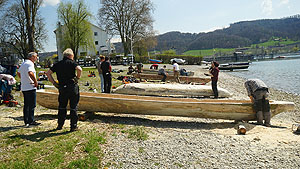 Bei bestem Frühlingswetter werden am Ufer der Wangener Bucht, Gemeinde Öhningen, vier Einbäume von vier verschiedenen Teams fertiggestellt. Landesamt für Denkmalpflege im Regierungspräsidium Stuttgart/Bild: M. Schaefers